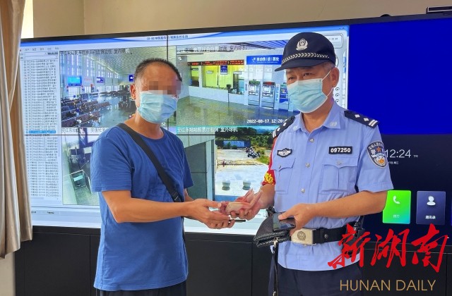 【民警归还拾到的巨款】 【民警归还拾到的巨款】