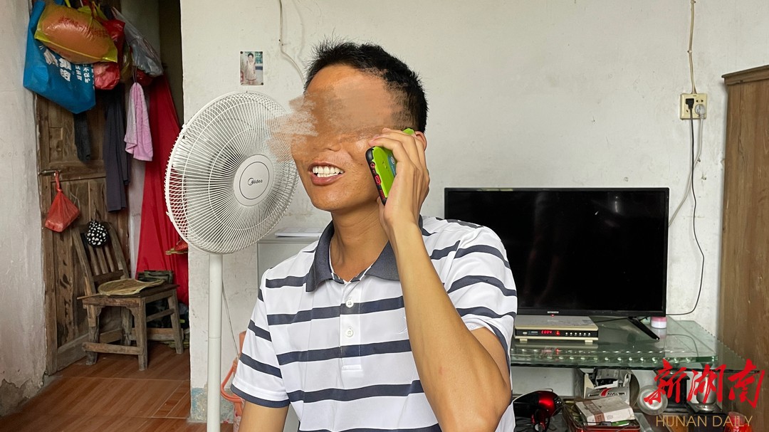 接受治疗后的陈先生精神状态显著好转。 接受治疗后的陈先生精神状态显著好转。