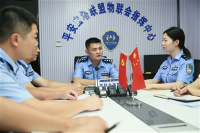 刘为（左二）在物联会智能指挥中心调度工作