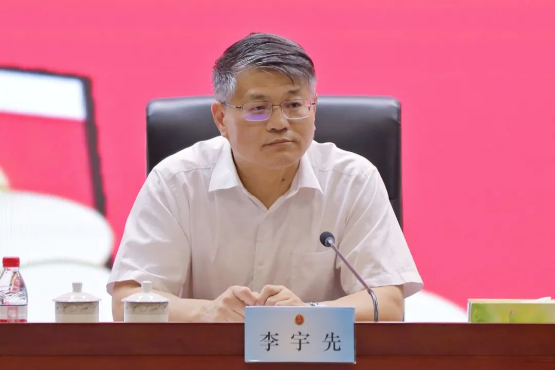湖南省高级人民法院二级巡视员、审判委员会委员、全国审判业务专家李宇先作专题授课。 湖南省高级人民法院二级巡视员、审判委员会委员、全国审判业务专家李宇先作专题授课。