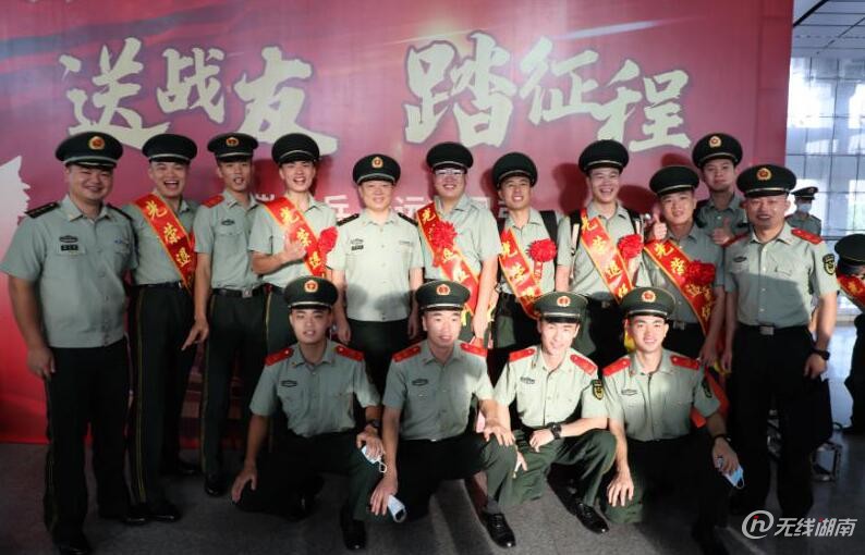 致敬!高铁站歌声响起,献给退伍老兵们 - 岳阳 - 新湖南