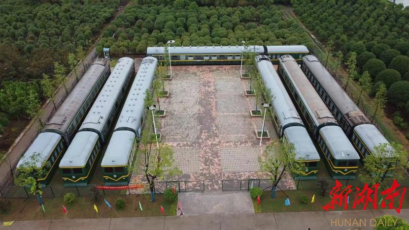 湖南广利源生态农业发展股份有限公司购入一辆“下岗”火车,将车厢改造成卧房、包厢或卡座。罗欢 摄 湖南广利源生态农业发展股份有限公司购入一辆“下岗”火车,将车厢改造成卧房、包厢或卡座。罗欢 摄