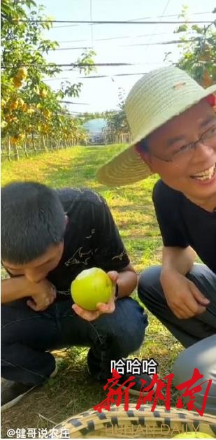 胡建(右)化身“带货达人”,通过社交新媒体吸引客流。罗欢 摄 胡建(右)化身“带货达人”,通过社交新媒体吸引客流。罗欢 摄