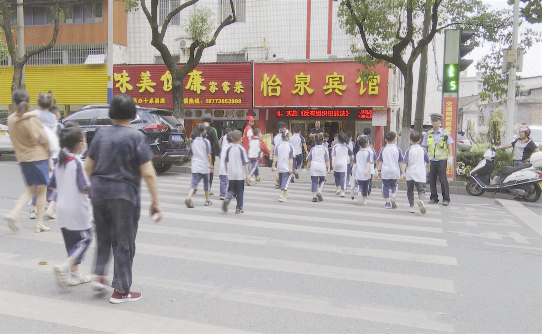 在秋天開學(xué) | 冷水江市交警大隊：撐起“安全傘” 護(hù)航“開學(xué)季”