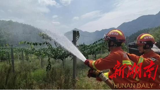 绥宁消防送水到田间为农作物“解渴”