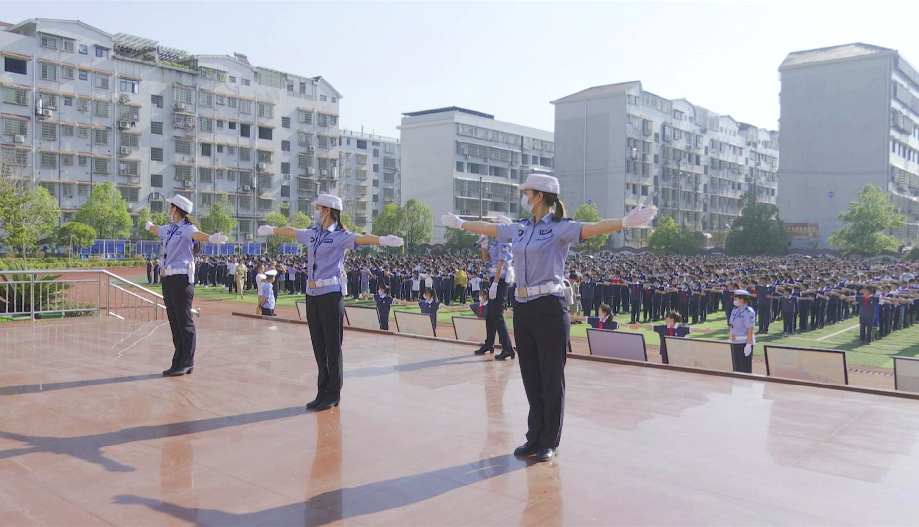 在秋天開學(xué) | 冷水江市交警大隊(duì)：“開學(xué)第一課” 交通安全不缺席