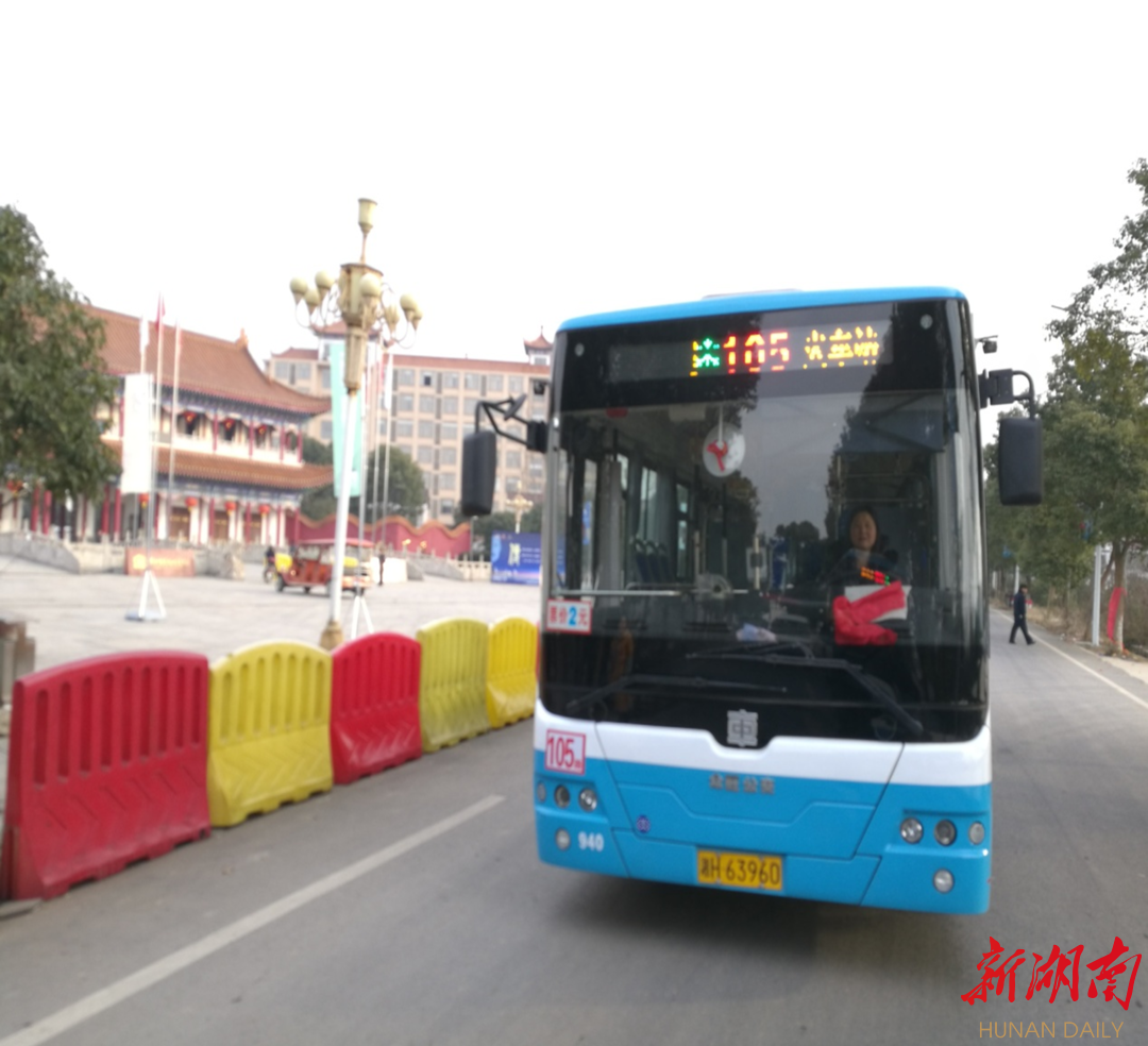 益阳众旺公交105路公交车从中心城区延伸至资阳、赫山两区部分乡镇，给沿线市民及旅客出行带来交通便利。张娟 摄