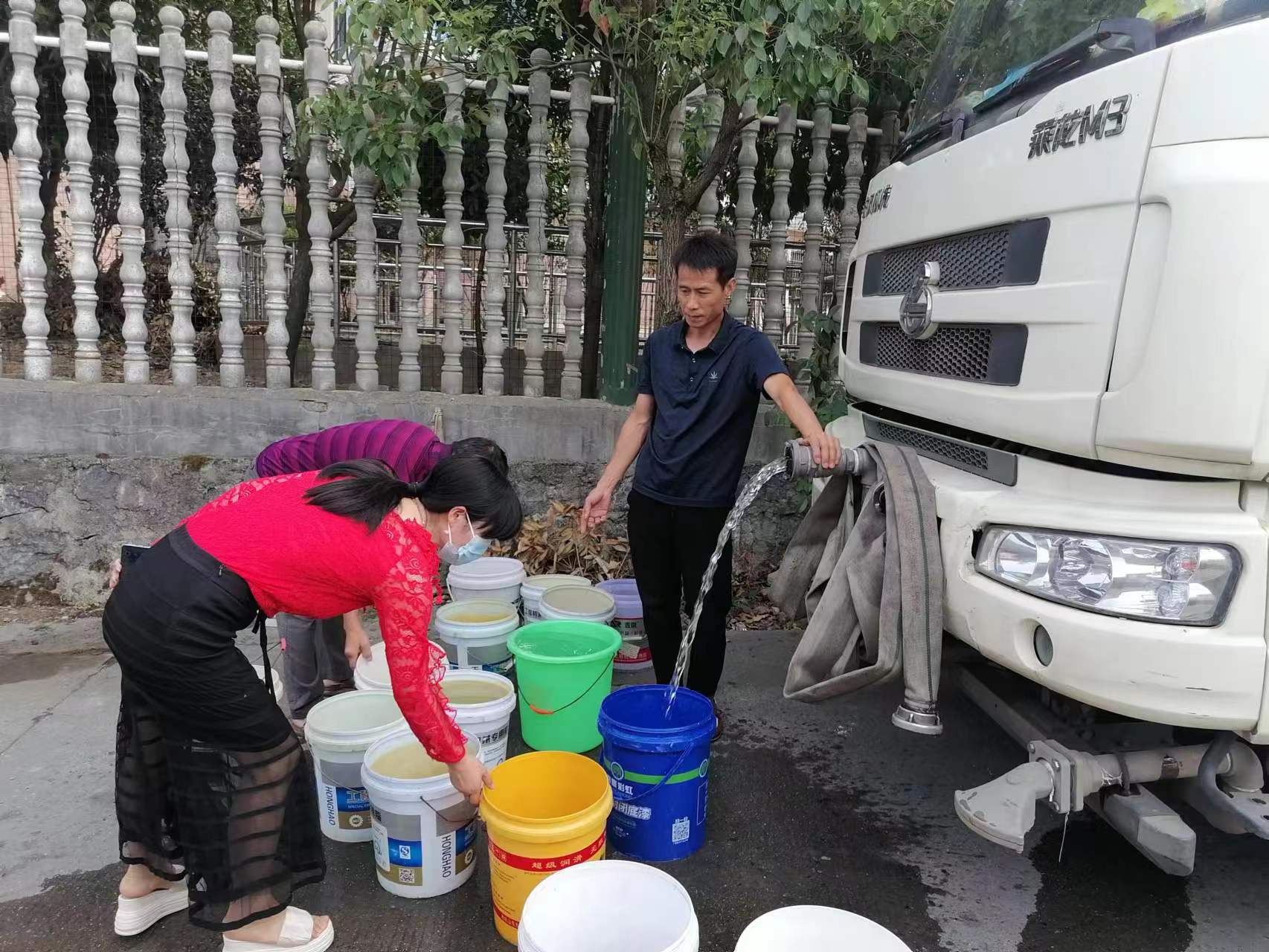 冷水江：送水抗旱保民生 滴水甘露暖民心