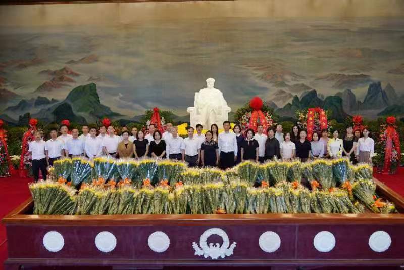 省驻京单位代表瞻仰毛主席纪念堂