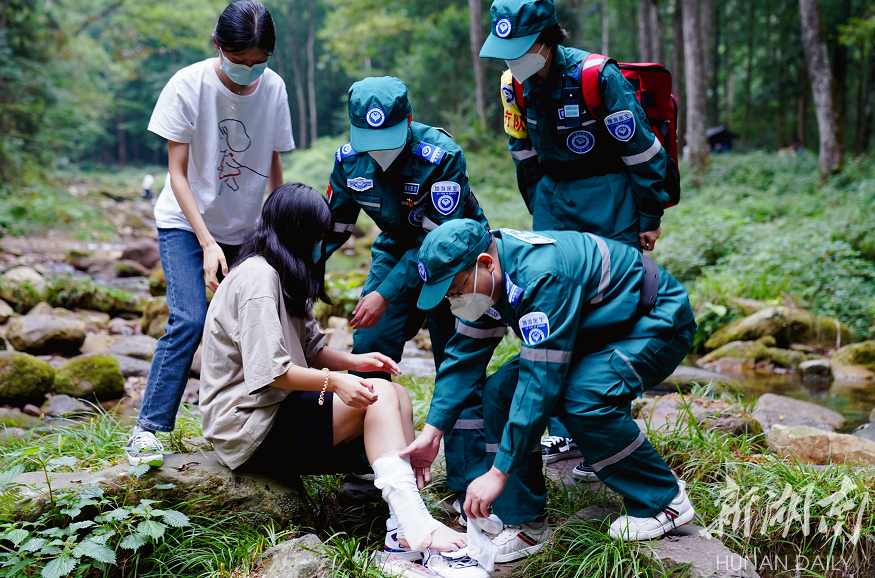 张家界征集招募“旅游医生”志愿者服务旅发会“爆屏出圈”