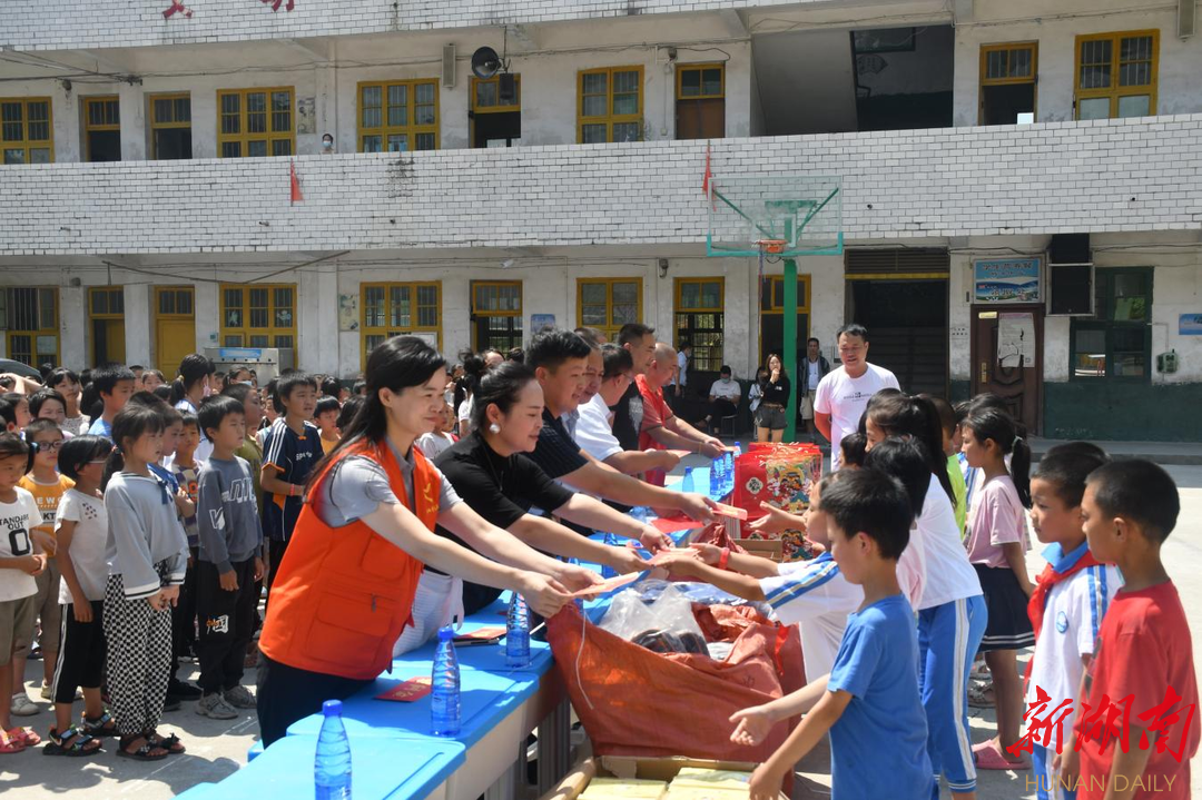 隆回民政开展“携手做慈善，传播真善美”宣传月活动