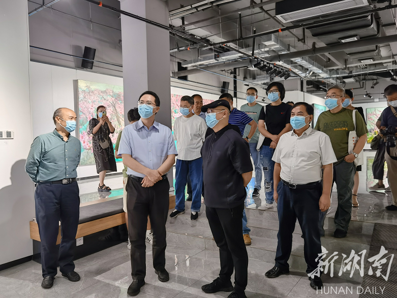 “新时代桃花源--张家界渡船坡·黄礼攸油画展”在大庸古城举行