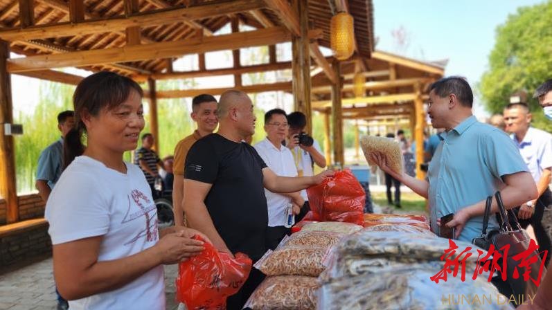 “鱼骨集市”挤满了前来选购的市民和游客。孙殉华 摄 “鱼骨集市”挤满了前来选购的市民和游客。孙殉华 摄