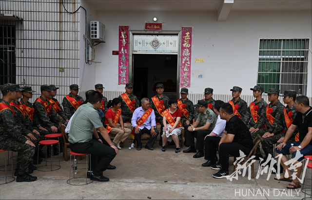 湘潭县组织新兵代表为二等功臣家庭送喜报