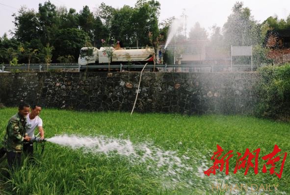 雙清區：灑水車送水，為村民抗旱解憂_邵陽頭條網
