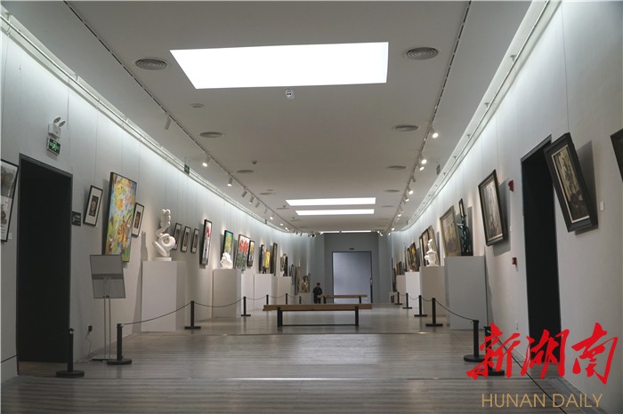 “艺道武陵”文化艺术交流展在黄永玉画桥展厅开展