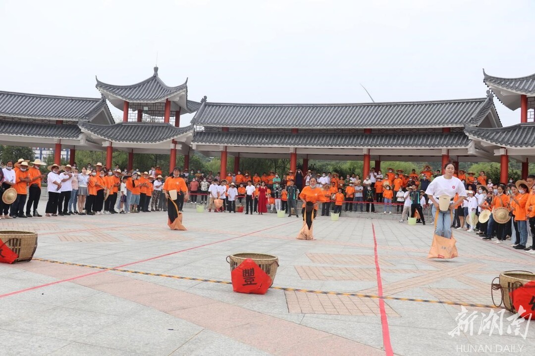回龙圩管理区举办“庆丰收、迎盛会”农民趣味运动会