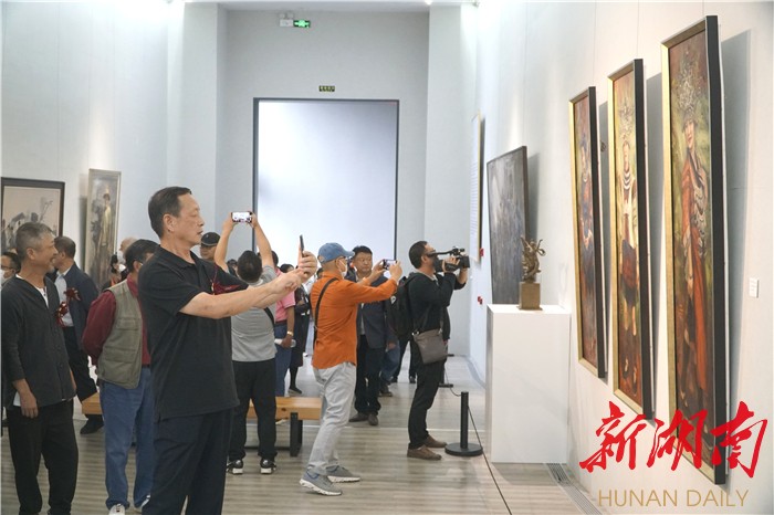 “艺道武陵”文化艺术交流展在黄永玉画桥展厅开展