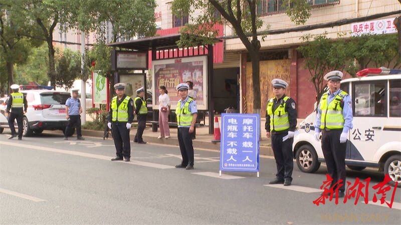 县交警大队在城区开展“戴头盔安全行”宣传活动