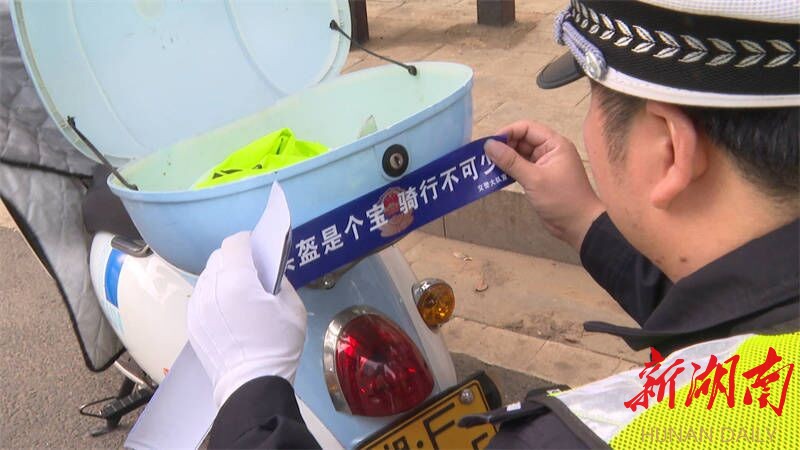 县交警大队在城区开展“戴头盔安全行”宣传活动