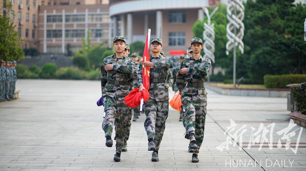 湖南工程学院举行新学期升旗仪式开展爱国主义教育