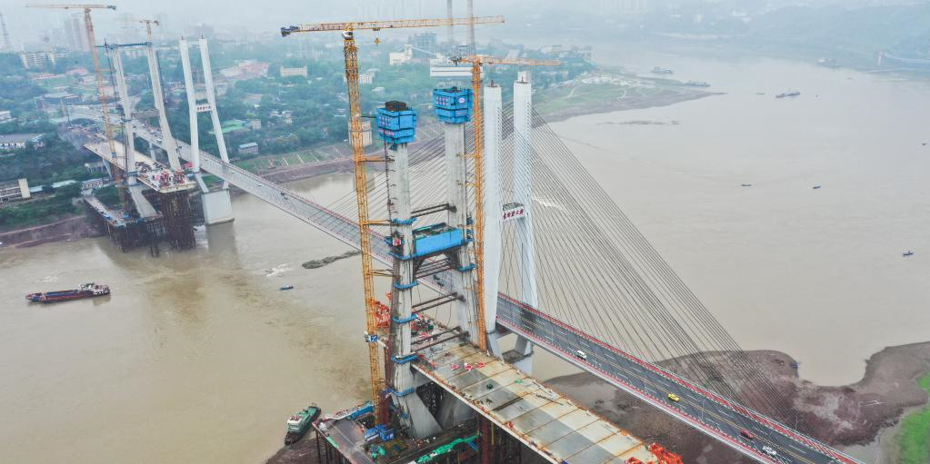 重庆轨道交通18号线李家沱长江复线桥南岸主塔封顶