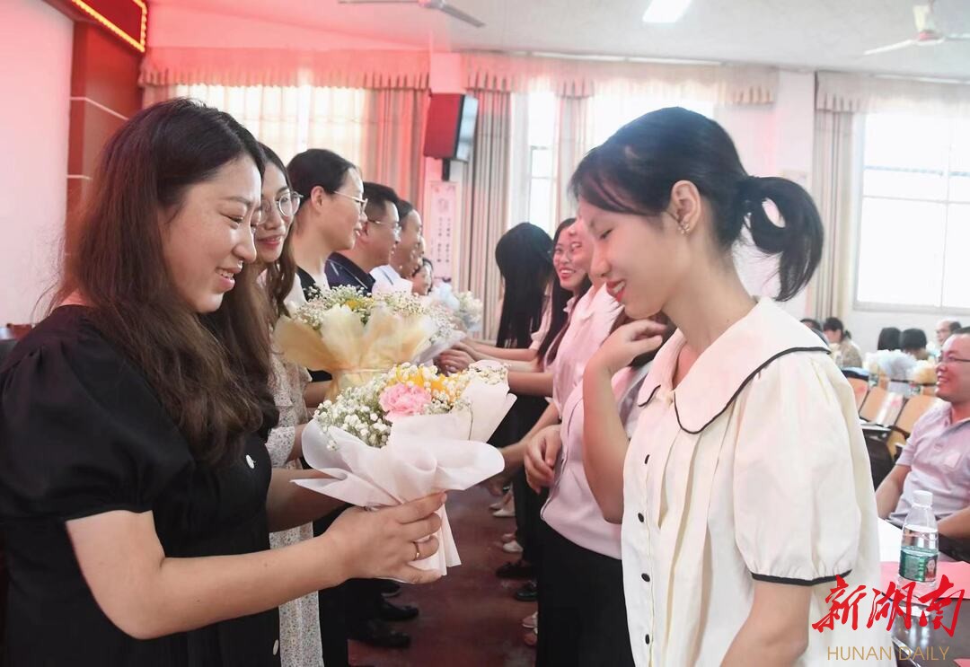 道县二中：青蓝携手促发展，师徒结对共成长 - 教育资讯 - 新湖南