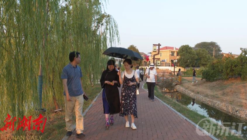 诗人、作家赴沅江市采风现场。 诗人、作家赴沅江市采风现场。