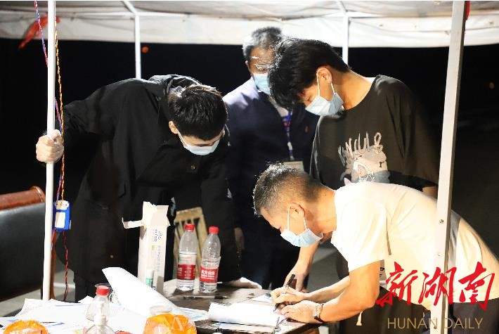 在大通湖区“外防输入”卡点,外来人员正在登记相关信息。徐钢 摄 在大通湖区“外防输入”卡点,外来人员正在登记相关信息。徐钢 摄