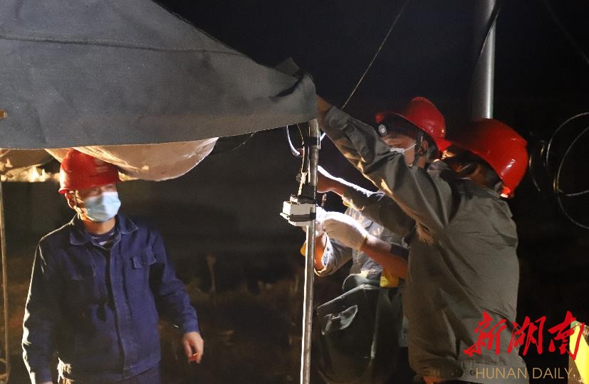 在大通湖区“外防输入”卡点,党员服务队在搭建风雨棚。徐钢 摄 在大通湖区“外防输入”卡点,党员服务队在搭建风雨棚。徐钢 摄