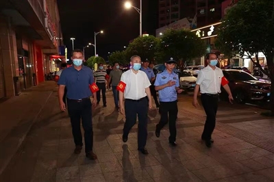 涟源市委书记刘杰(左二),涟源市委常委、组织部部长刘光华(右一),涟源市委常委、政法委书记易专(左一),涟源市人民政府副市长、公安局局长谢劭(右二)在带队巡逻。 涟源市委书记刘杰(左二),涟源市委常委、组织部部长刘光华(右一),涟源市委常委、政法委书记易专(左一),涟源市人民政府副市长、公安局局长谢劭(右二)在带队巡逻。