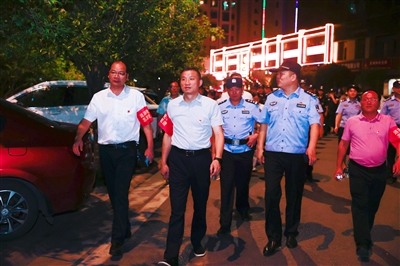 涟源市委副书记、市长邓伟谋(左二)带队巡逻。 涟源市委副书记、市长邓伟谋(左二)带队巡逻。