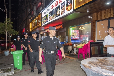巡特警大队夜巡。 巡特警大队夜巡。