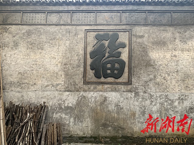 关西世家院内墙上绘的“四诗五画”