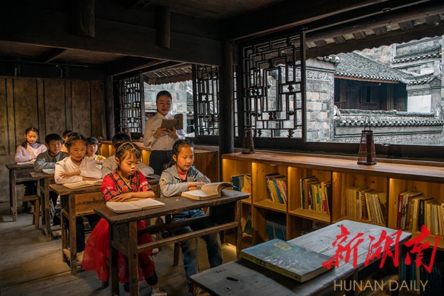 景区讲解员教村里孩子了解清廉故事（张镭 摄）