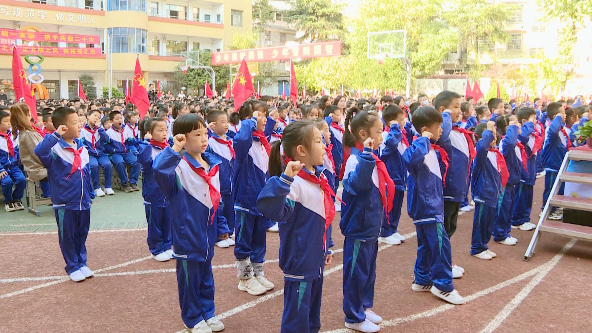 喜迎二十大 冷水江市舉行慶祝建隊73周年暨少先隊評優(yōu)表彰大會