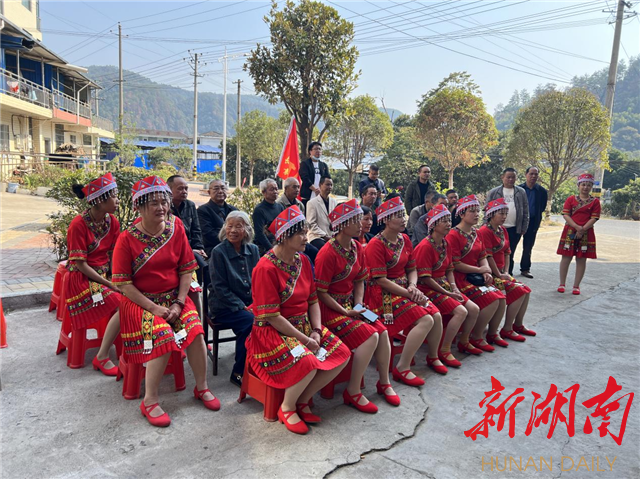 绥宁县干部群众收听收看党的二十大开幕会