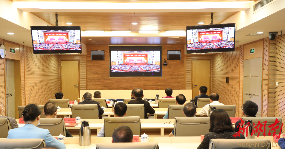 省民政厅党员干部收看中国共产党第二十次全国代表大会开幕会