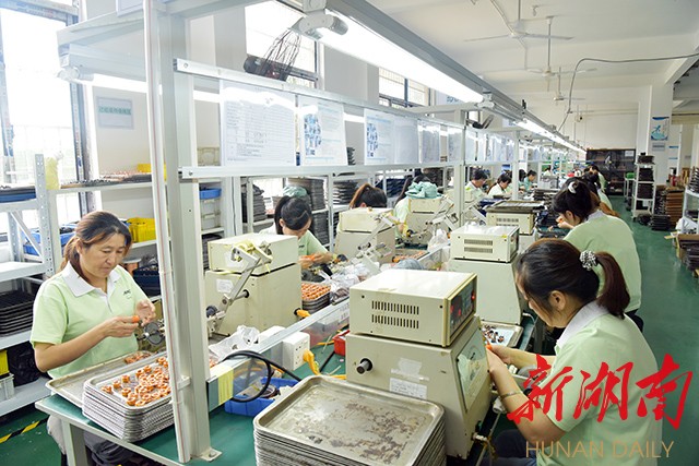 沅陵太安社区电子厂帮扶车间。 贺子平 摄