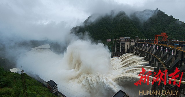 酉水明珠——沅陵县凤滩水电站。 黄庭波 摄