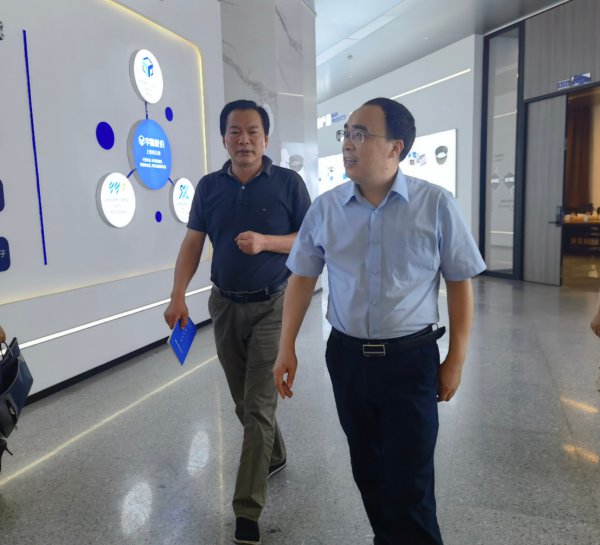 彭卫兵在益阳法院“企业大走访”工作中走访资阳区产业园区企业。 彭卫兵在益阳法院“企业大走访”工作中走访资阳区产业园区企业。