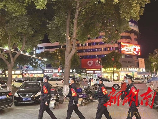 沅江市公安民警夜晚在街面巡逻。邓浩琪 摄 沅江市公安民警夜晚在街面巡逻。邓浩琪 摄