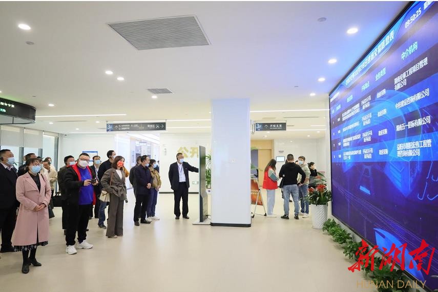 社会各界人士代表在益阳市公共资源交易中心交易大厅参观。刘丽 摄 社会各界人士代表在益阳市公共资源交易中心交易大厅参观。刘丽 摄