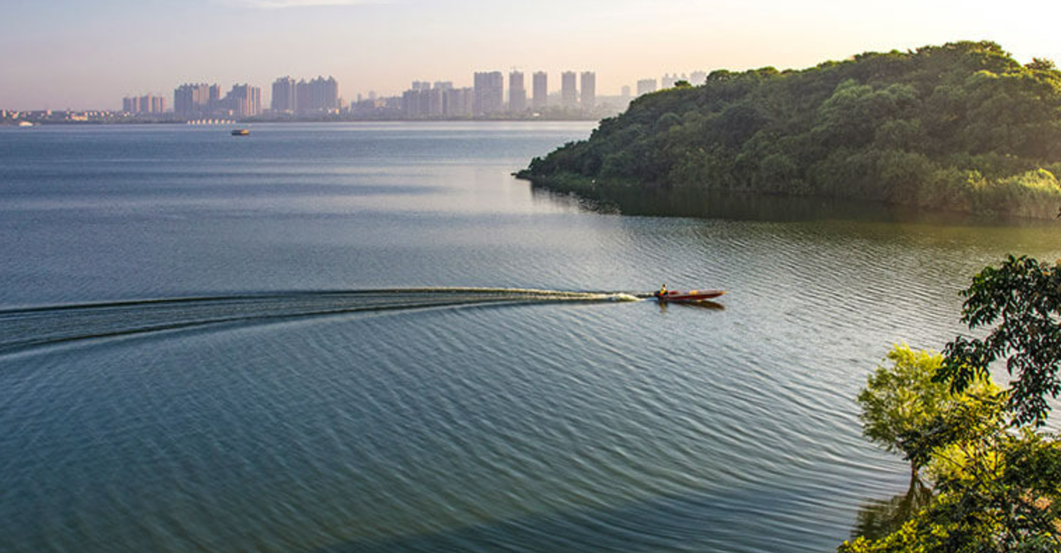 新湖南新聞客戶端>岳陽>岳陽洞庭湖旅遊度假區位於岳陽市城區南部,西