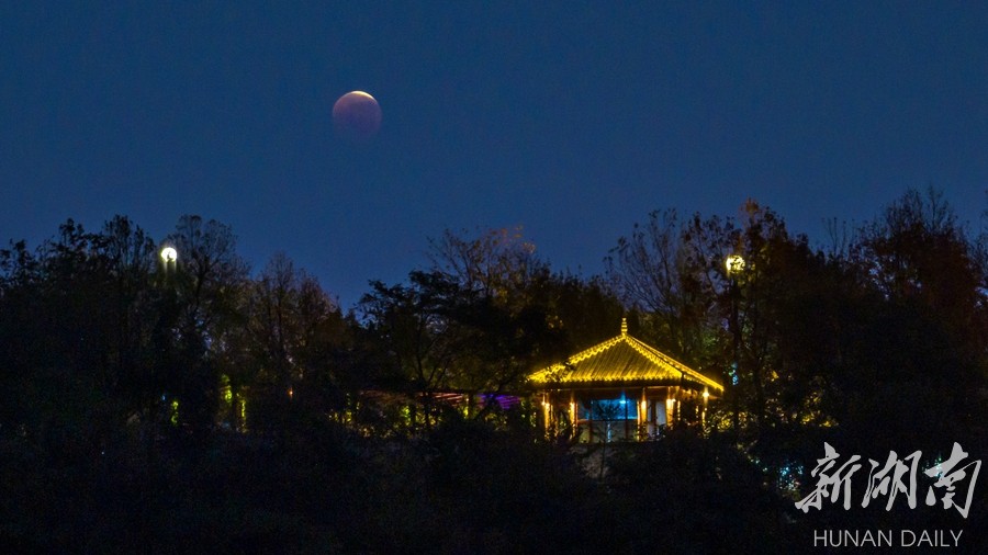 快看，湖南多地夜空中的“红月亮”