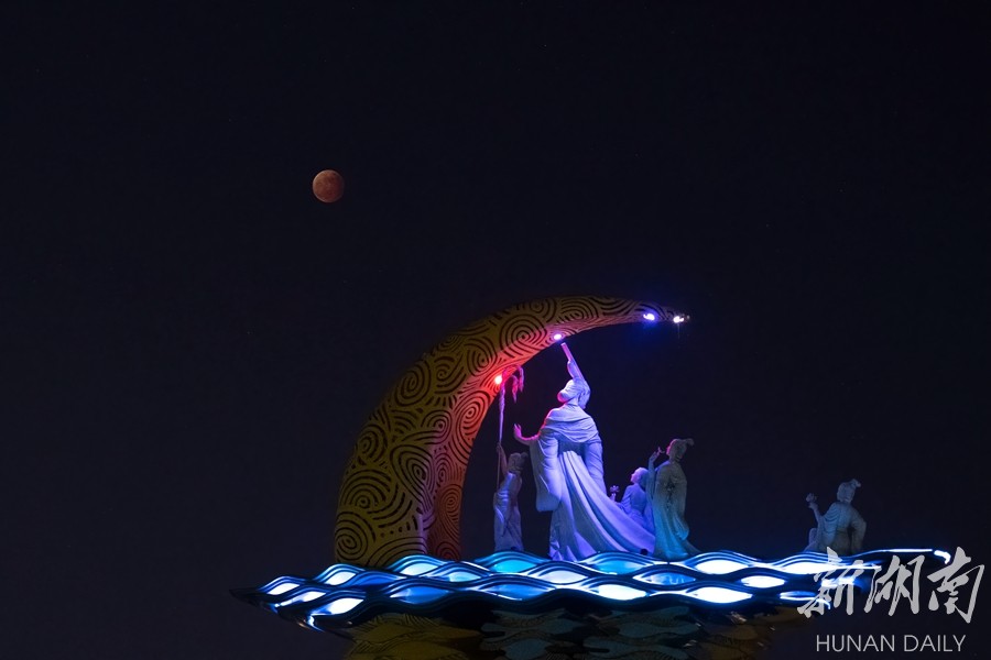 快看，湖南多地夜空中的“红月亮”