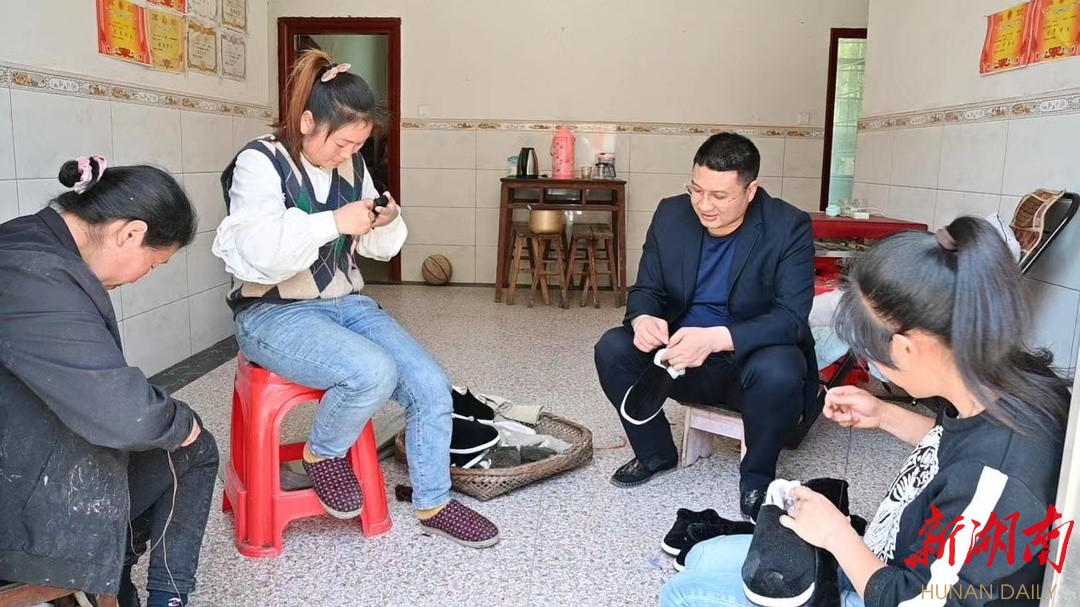 隆回金石桥镇：手工布鞋带动500多名妇女灵活就业