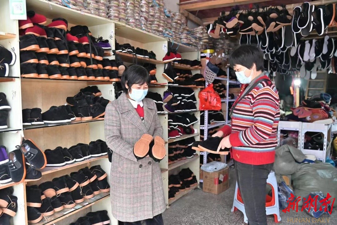 隆回金石桥镇：手工布鞋带动500多名妇女灵活就业