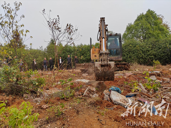 湘潭县依法拆除两座侵占林地的“活人墓”