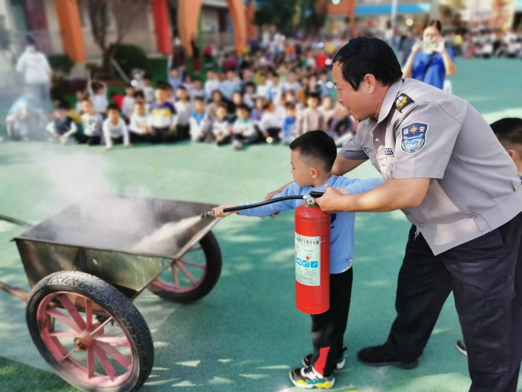洪江市幼儿园：消防常演练  安全伴“童”行